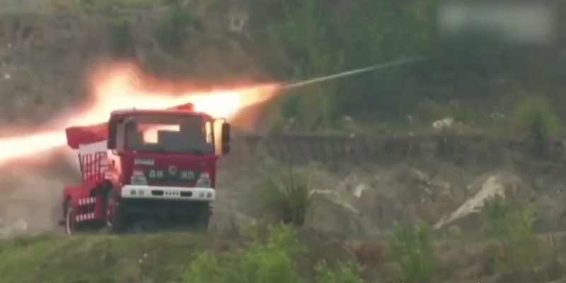 Los bomberos chinos usan lanzamisiles
