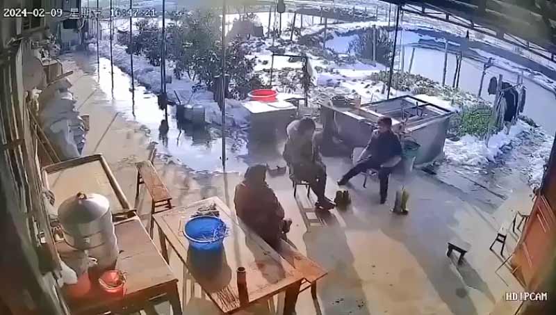 Tres mujeres en China escapan milagrosamente de ser aplastadas por la nieve en un derrumbe