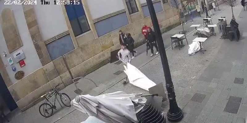 Una sombrilla arrastrada por el viento arrolla a un camarero en Gijón