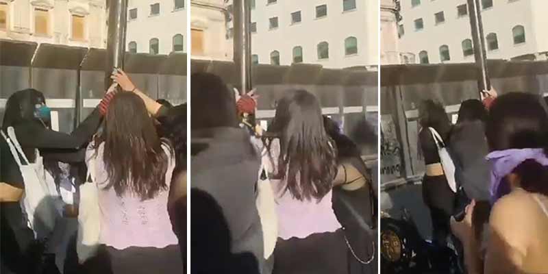 Unas feministas intentan tirar una farolas en las manifestaciones del México... Sale mal