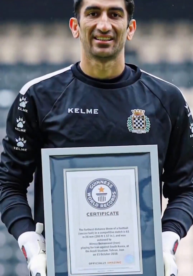 Récord mundial Guinness del lanzamiento más largo realizado con la mano por un portero de fútbol