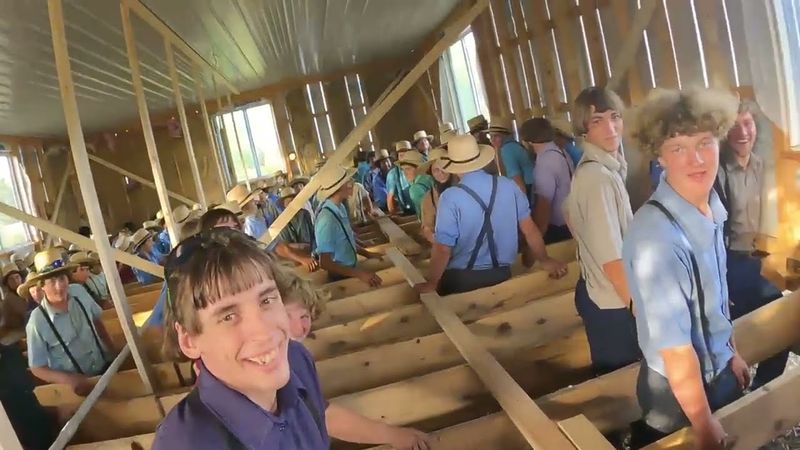 Viendo como los Amish mueven un edificio a pulso