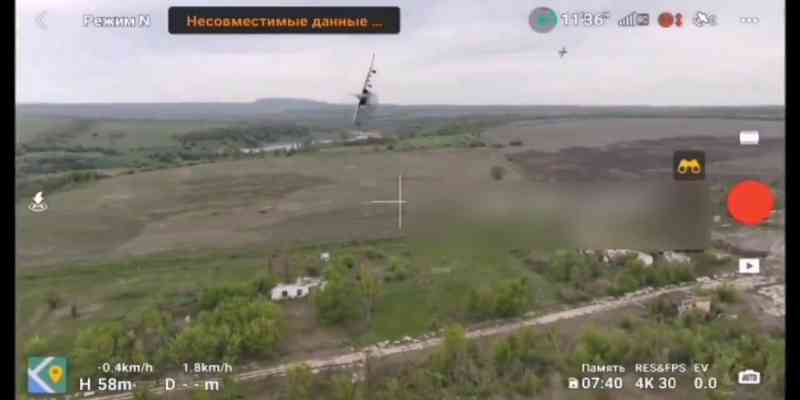 Lo cerca que pasa un caza ruso Su-25 de un drone