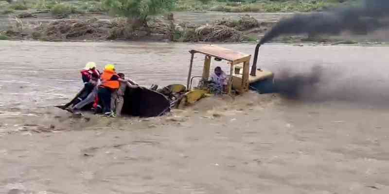 El conductor de una excavadora se convierte en héroe al rescatar a gente atrapada durante las inundaciones en Arabia Saudita